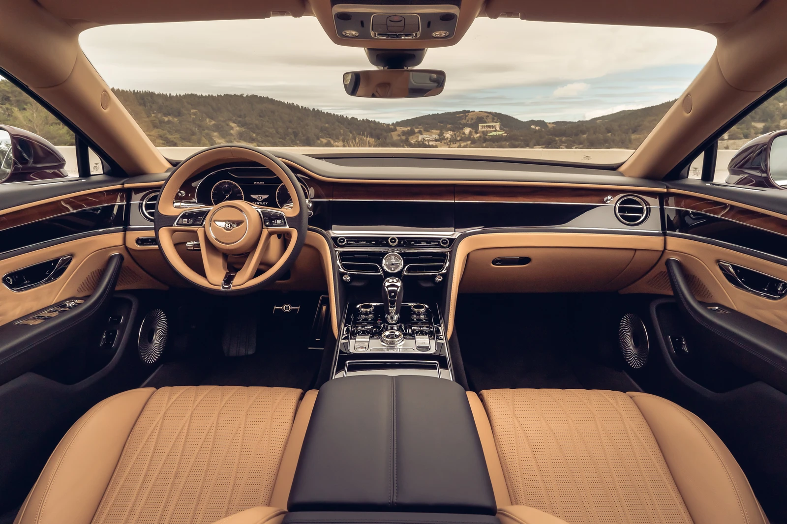 Flying Spur cabin with the display presenting its plain veneer face