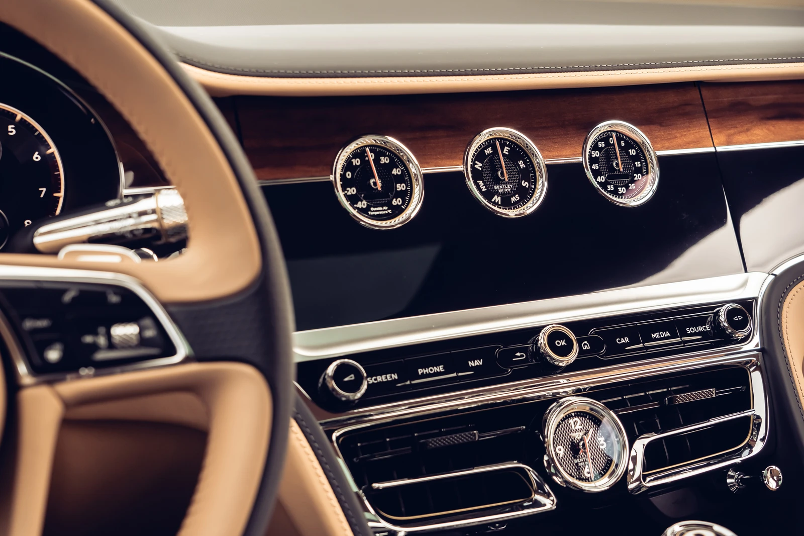 Flying Spur rotating display showing its three analogue dials